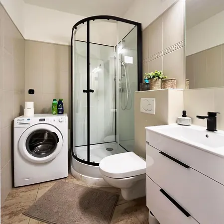 New Cozy Studio, Ac & Balcony *