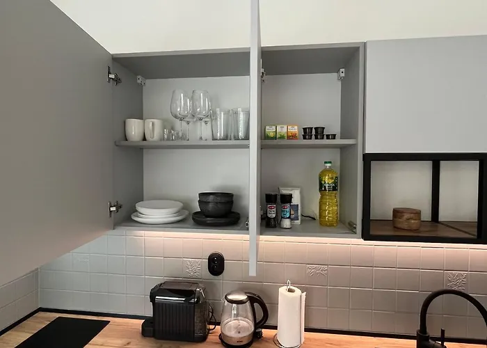 New Cozy Studio, Ac & Balcony *