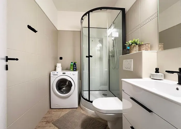 New Cozy Studio, Ac & Balcony Apartment *