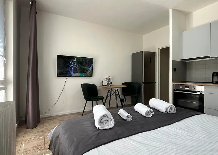 New Cozy Studio, Ac & Balcony *