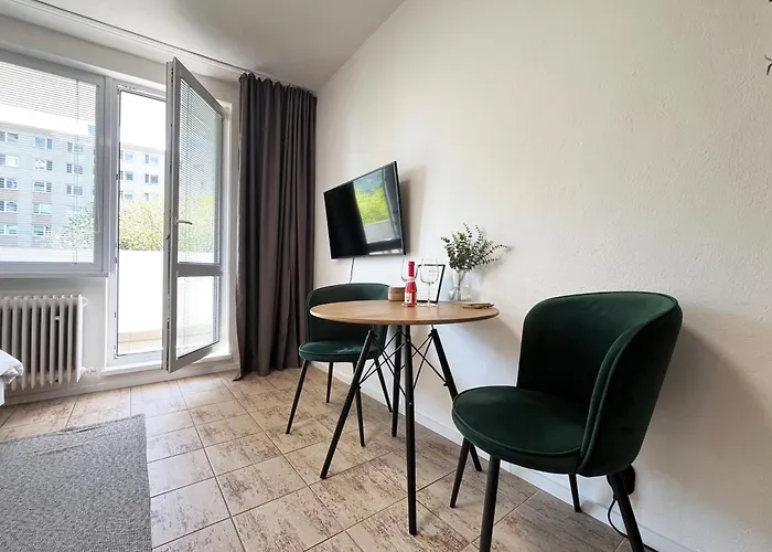 New Cozy Studio, Ac & Balcony